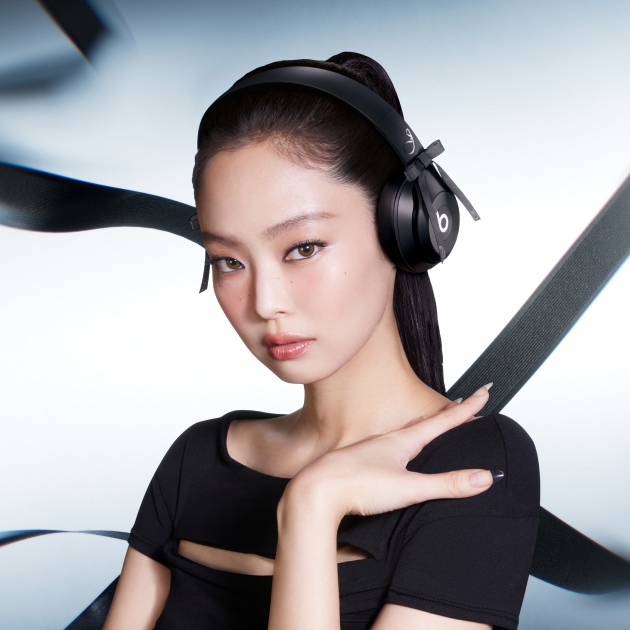 JENNIE wearing Beats Solo 4 – JENNIE Special Edition headphones in Onyx Black.