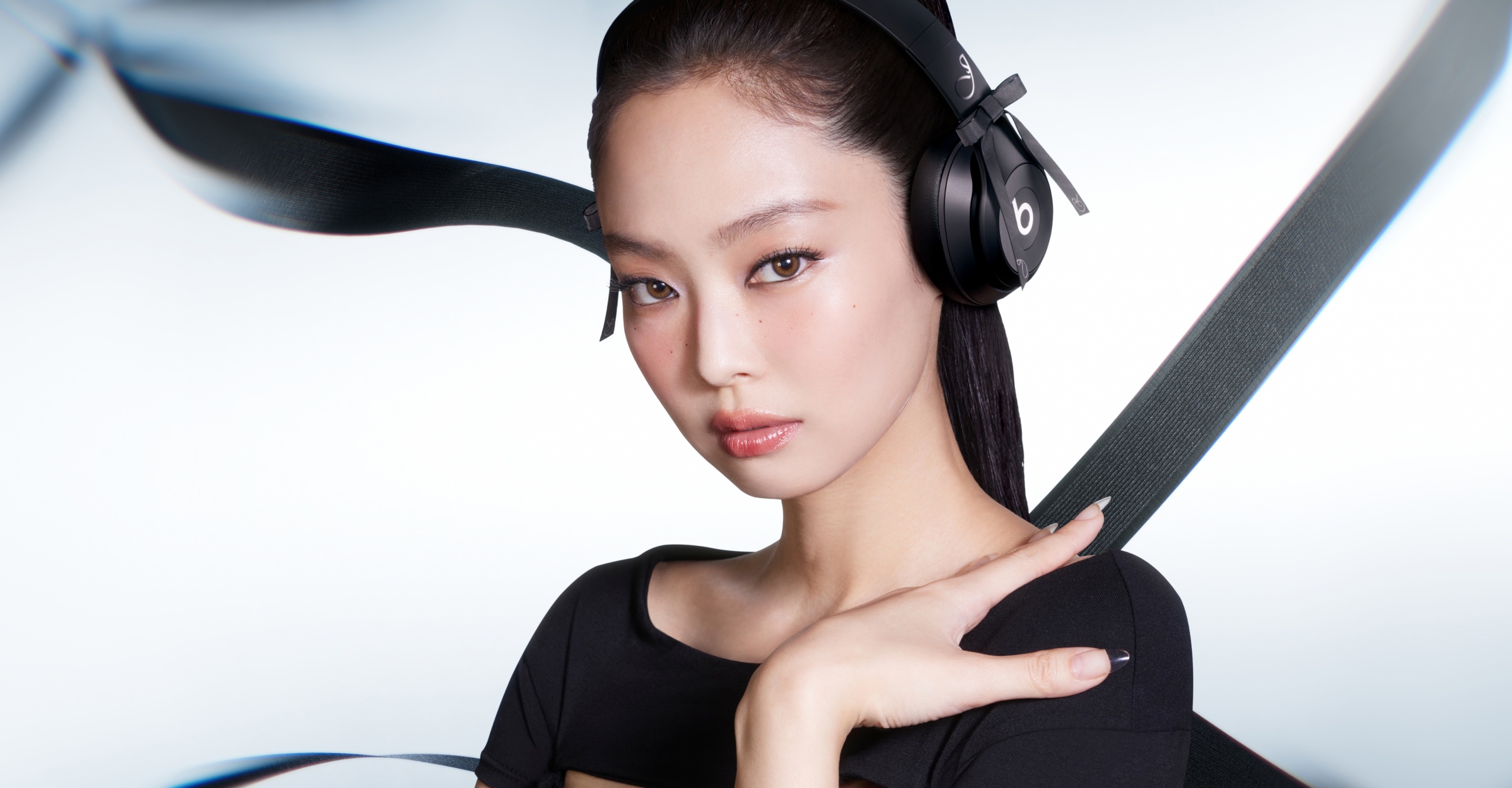 JENNIE wearing Beats Solo 4 – JENNIE Special Edition headphones in Onyx Black.