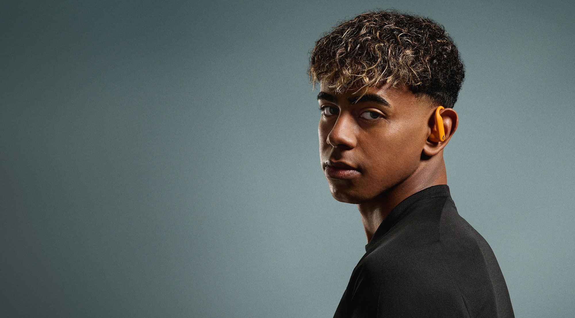 Una persona con los Powerbeats Pro 2