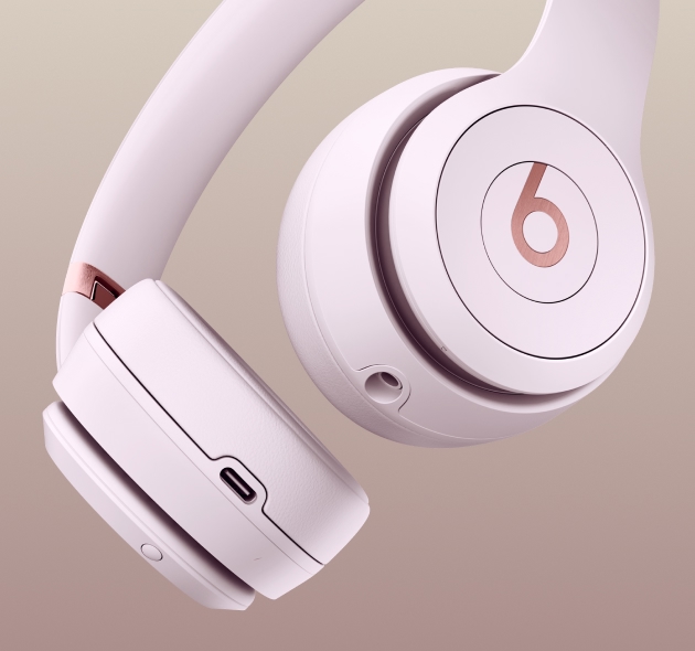 Beats Solo 4 headphones in Cloud Pink color.