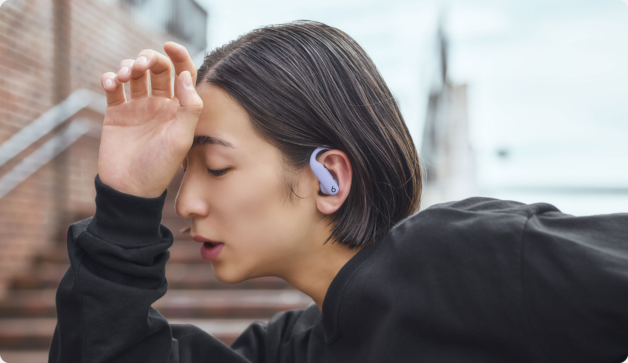 Powerbeats Pro 2イヤーバッドを装着している人物