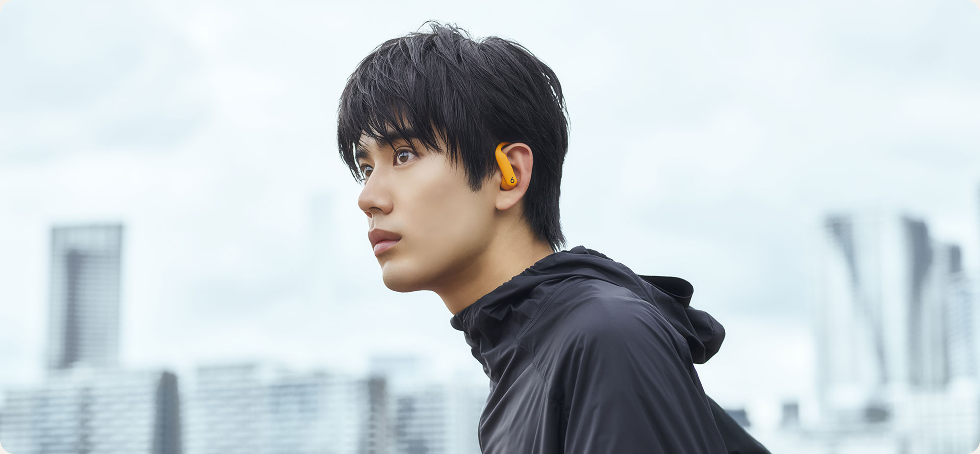 Powerbeats Pro 2イヤーバッドを装着している人物