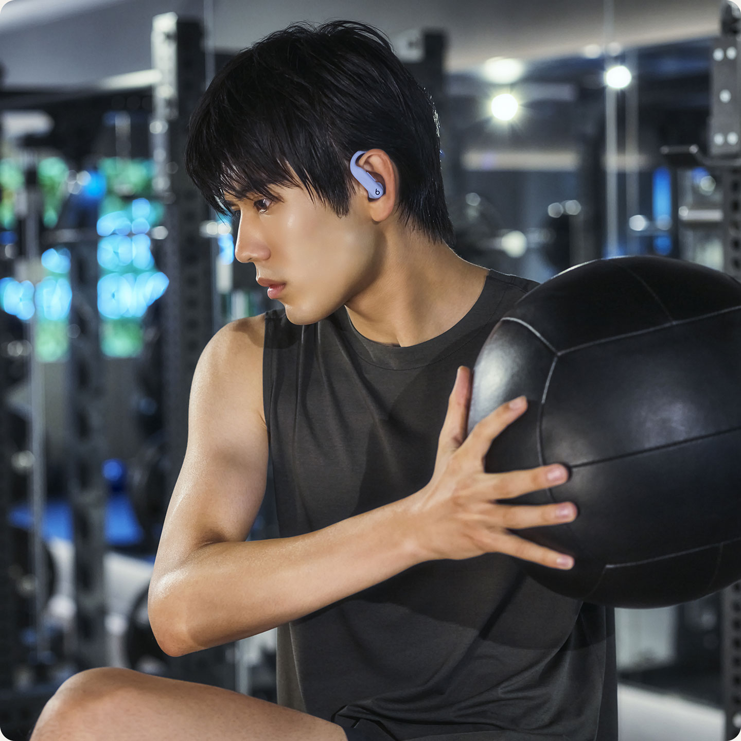 Powerbeats Pro 2イヤーバッドを装着して縄跳びをしている人物