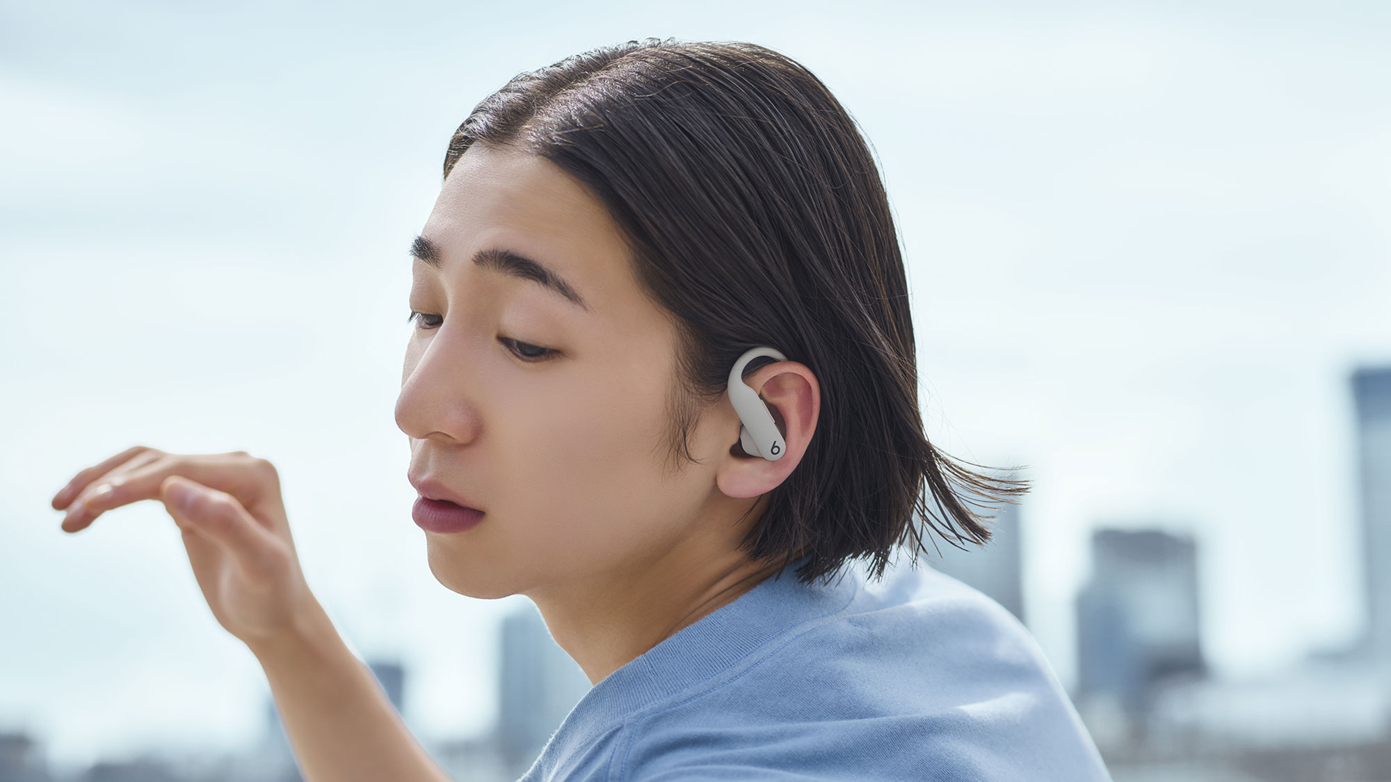 Powerbeats Pro 2イヤーバッドを装着してトレーニングをしている人物