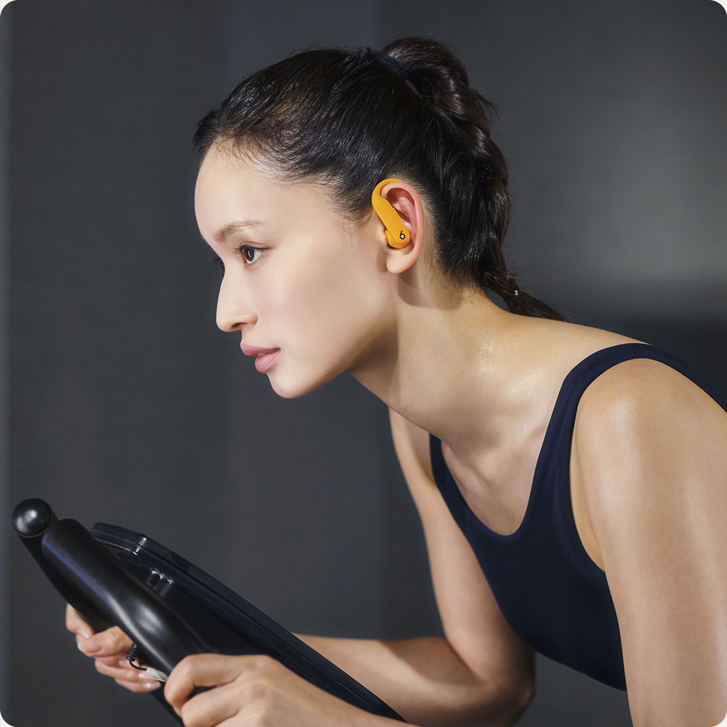 Powerbeats Pro 2イヤーバッドを装着してトレーニングをしている人物