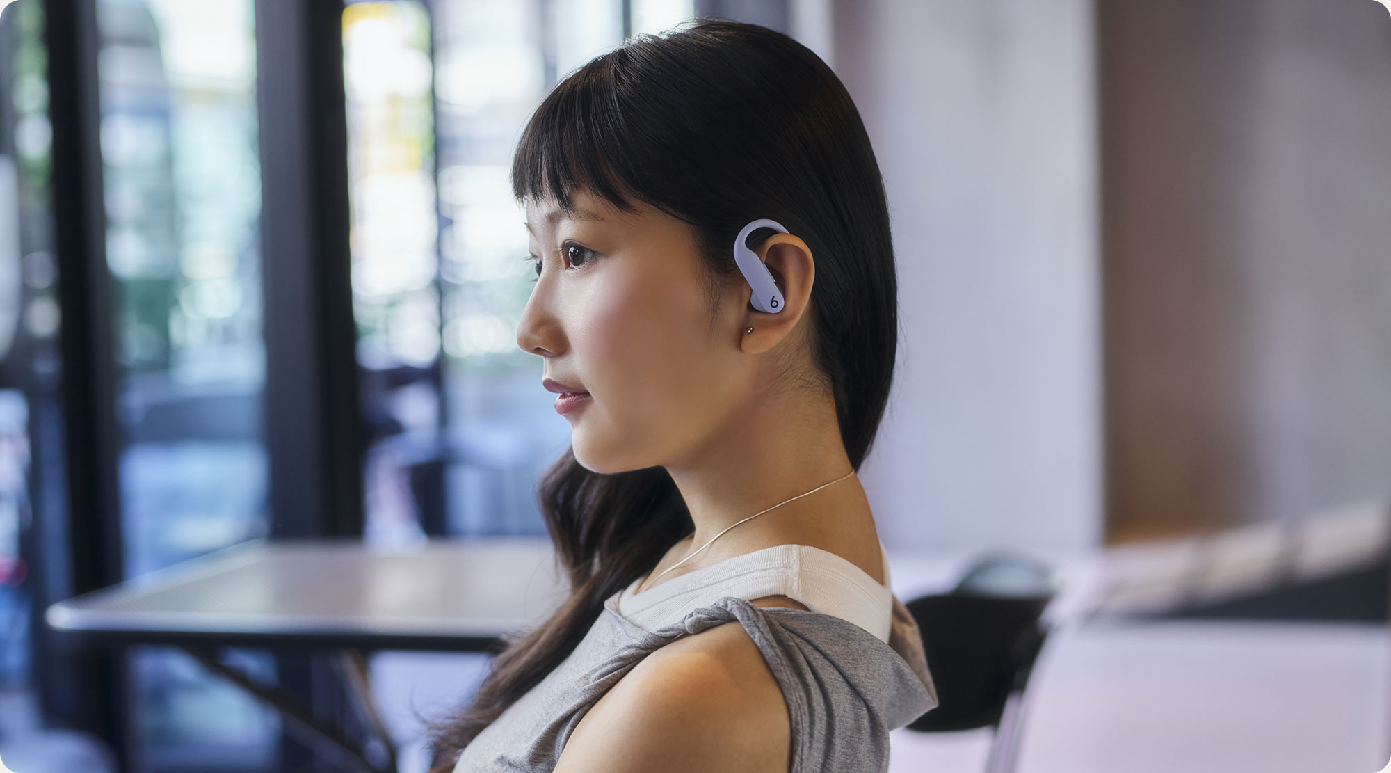 Powerbeats Pro 2イヤーバッドを装着している人物