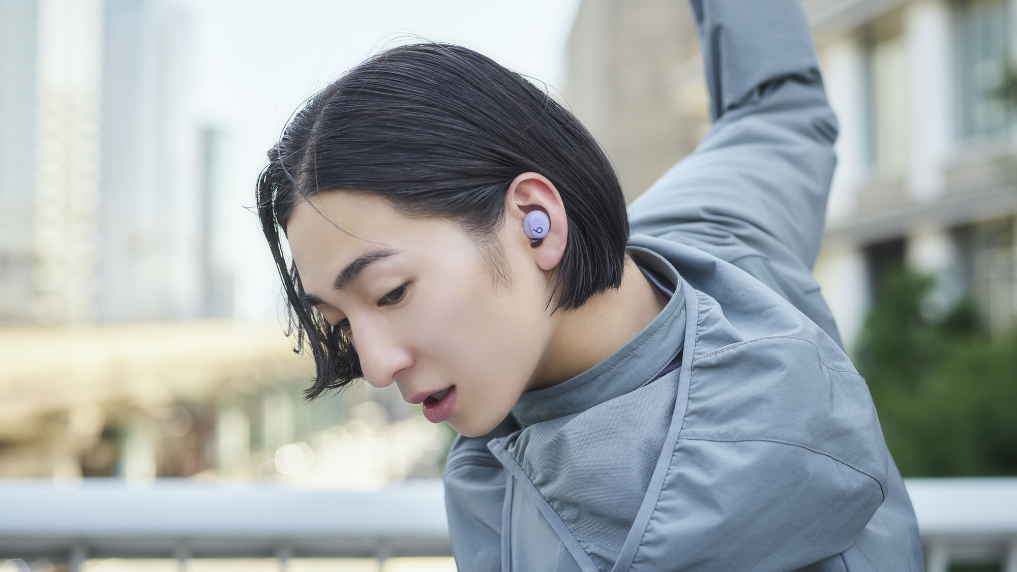 Beats Solo Budsを分解し、内部構造を示している画像。 