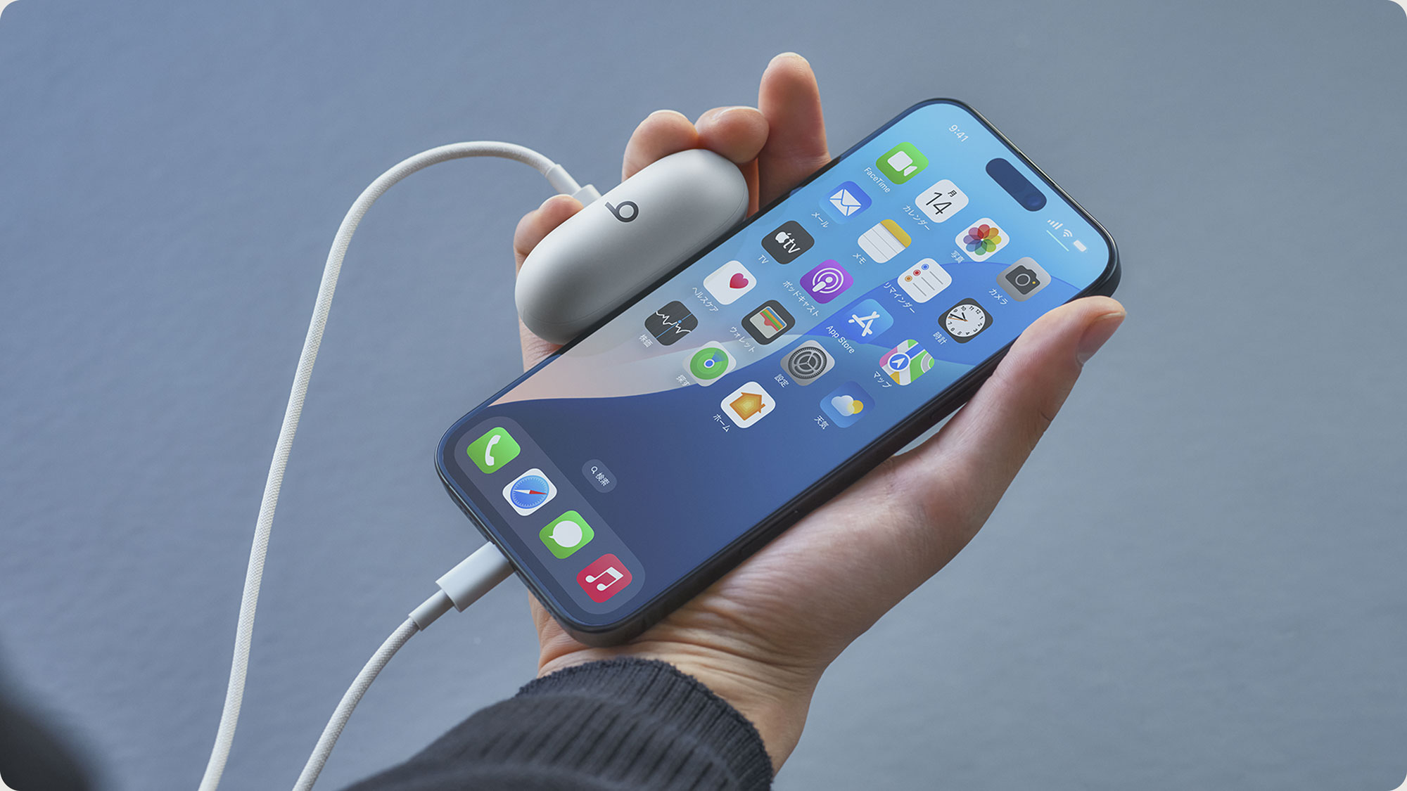 iPhoneで充電中のBeats Solo Buds。