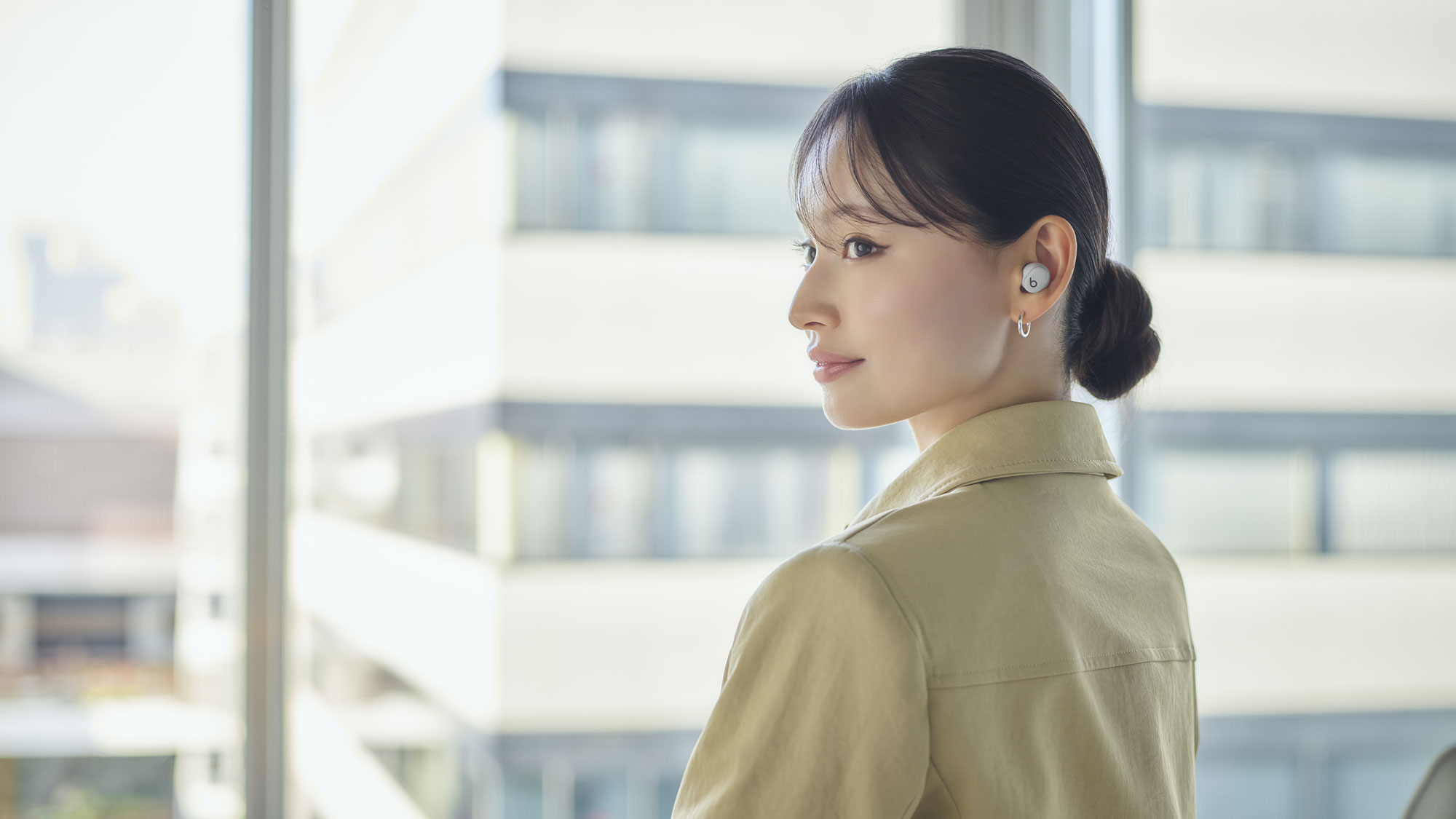 Solo Budsを装着して通話する女性。 