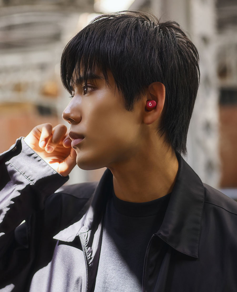 Solo Budsを装着してオンデバイスコントロールを使用する男性。