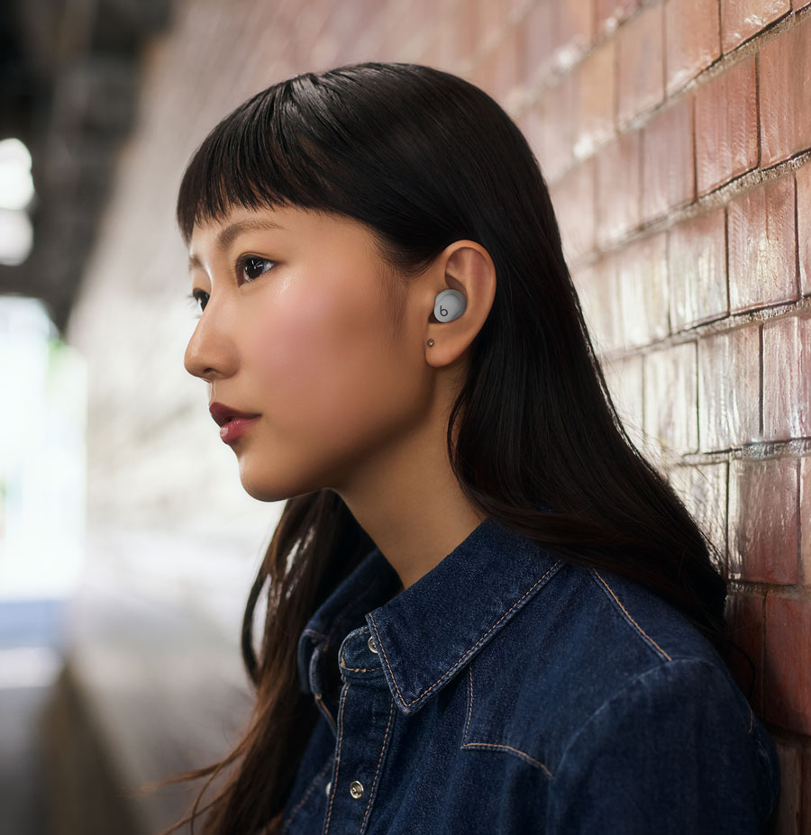 3か月間無料のApple Musicを楽しんでいる人物