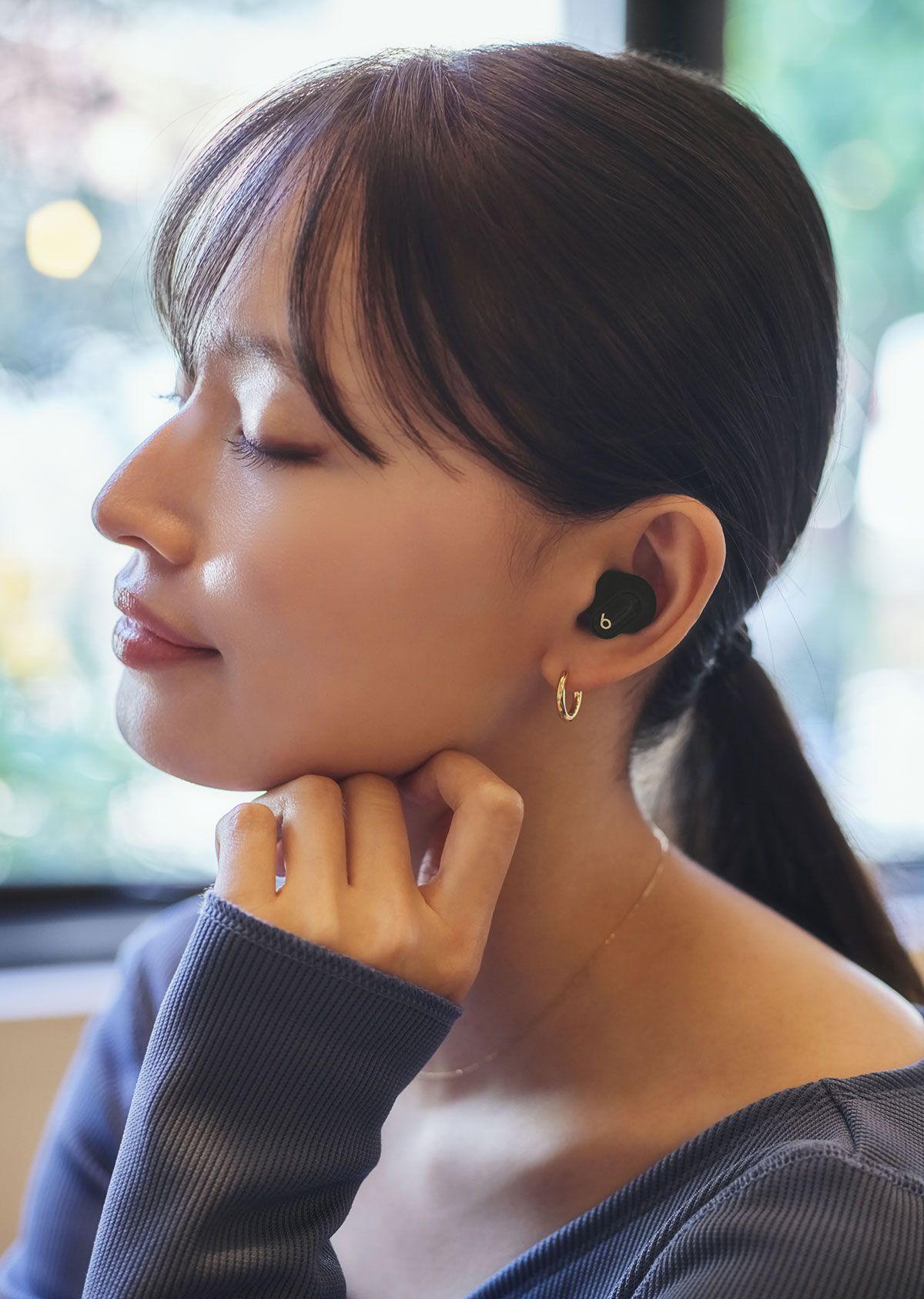 3か月間無料のApple Musicを楽しんでいる人物