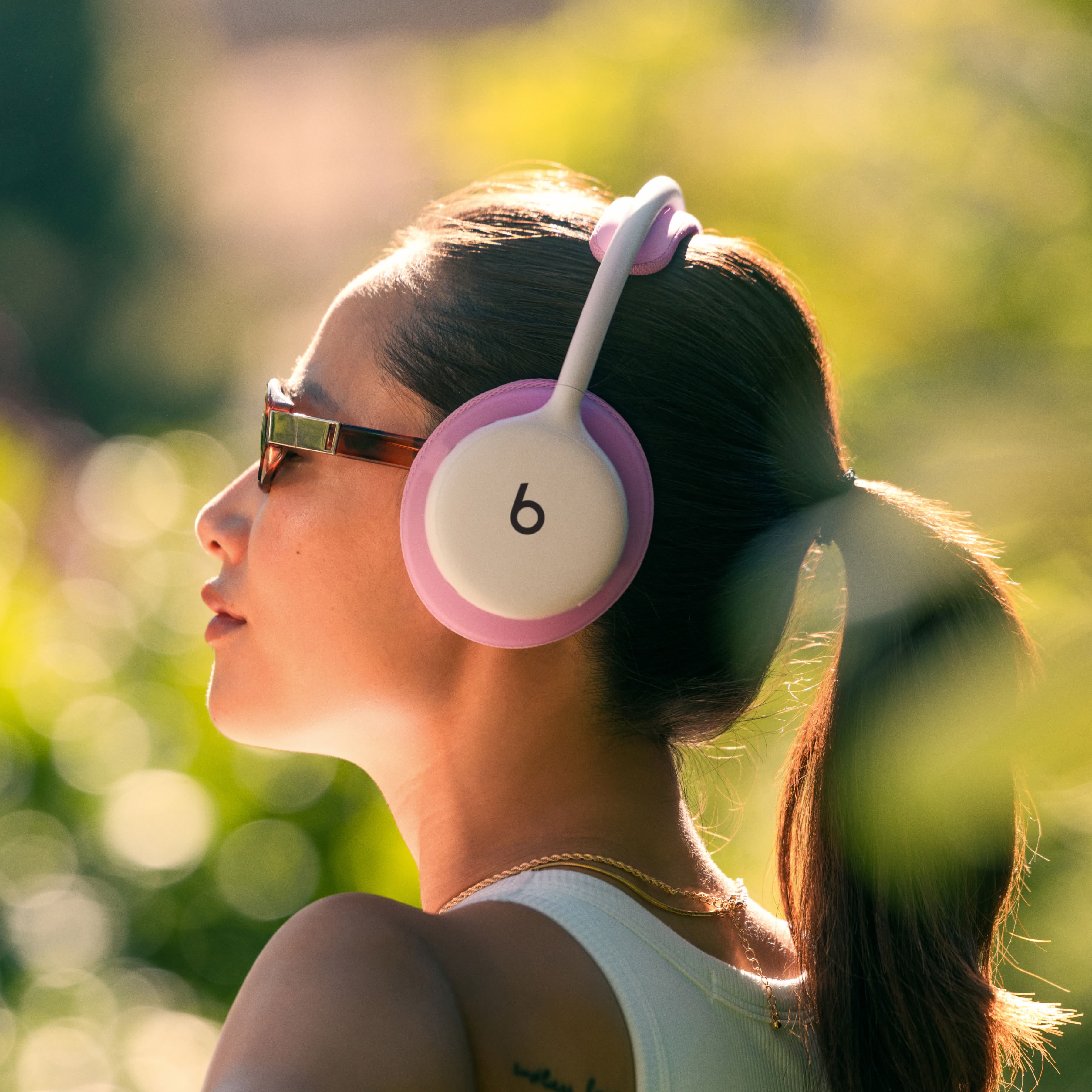 Person wearing Beats 360 in Cloud with Pink Performance Knit headband and ear cup cushions