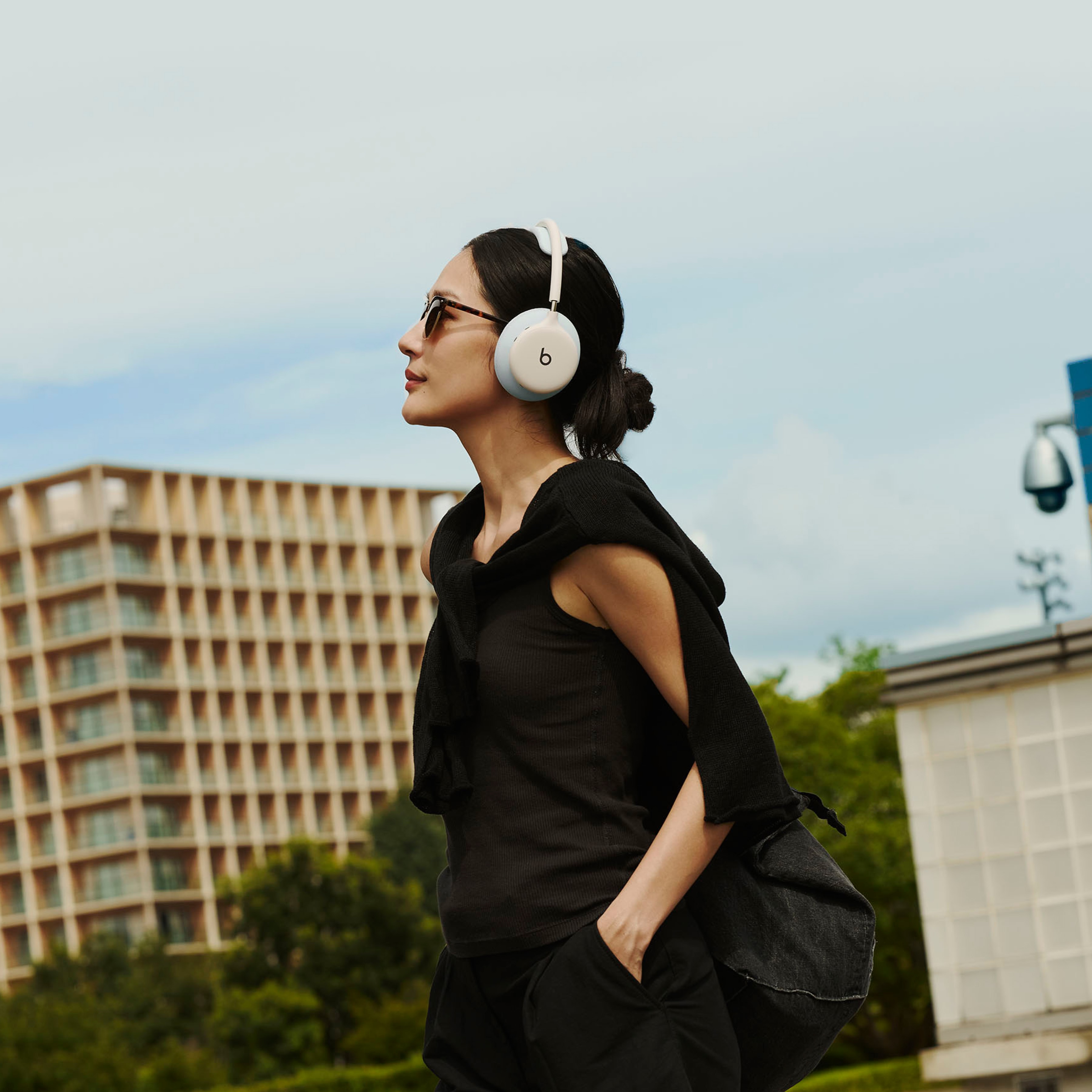 ピンクのPerformance Knitヘッドバンドクッションとイヤークッションを付けたクラウドのBeats 360を装着している人物