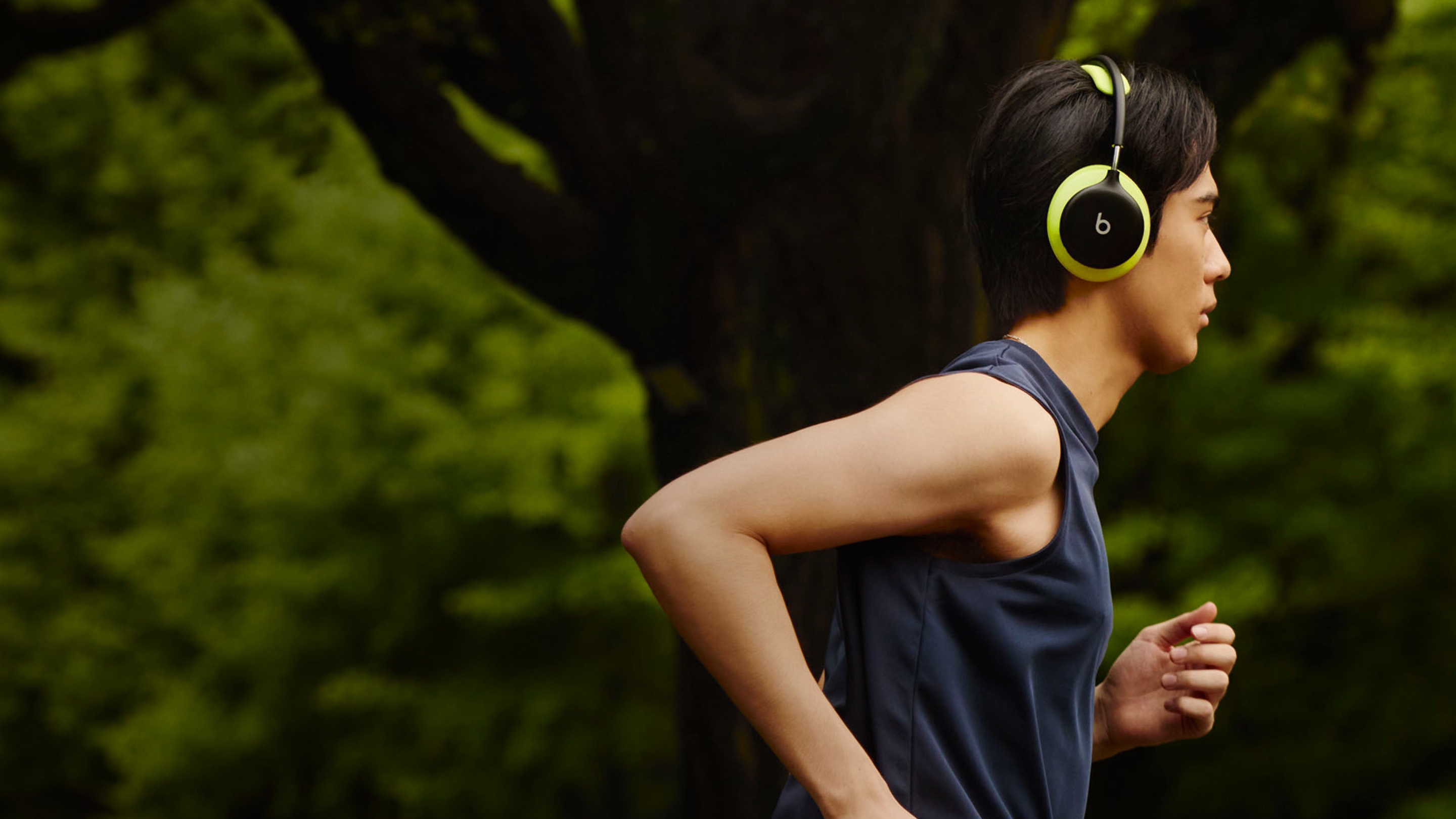 Beats 360ヘッドフォンを装着してランニングをしている人物