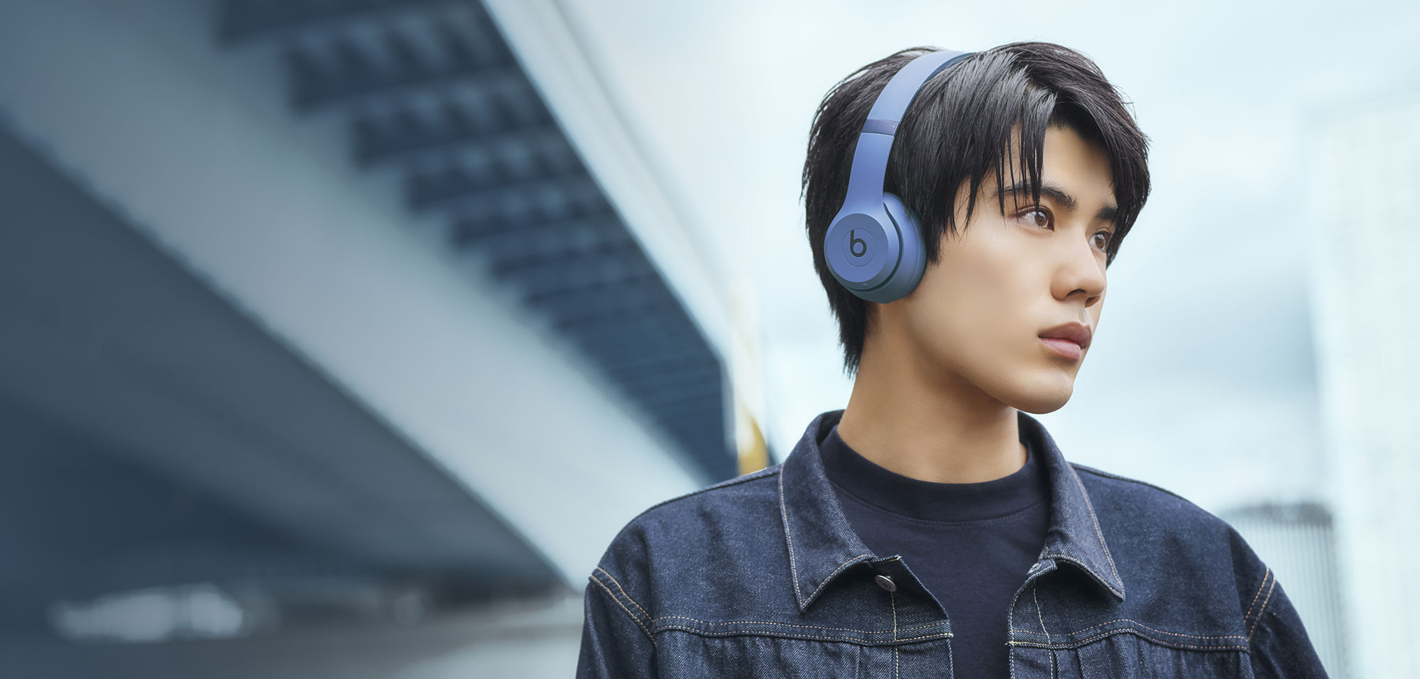 Solo 4を装着して壁の前に立つ人物