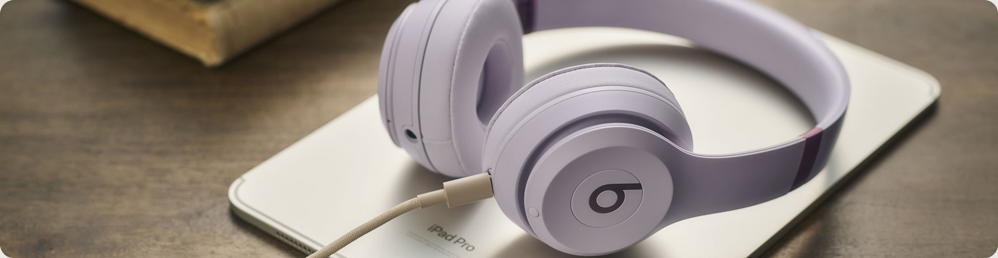 充電ケーブルを装着したSolo 4ヘッドフォンの拡大画像