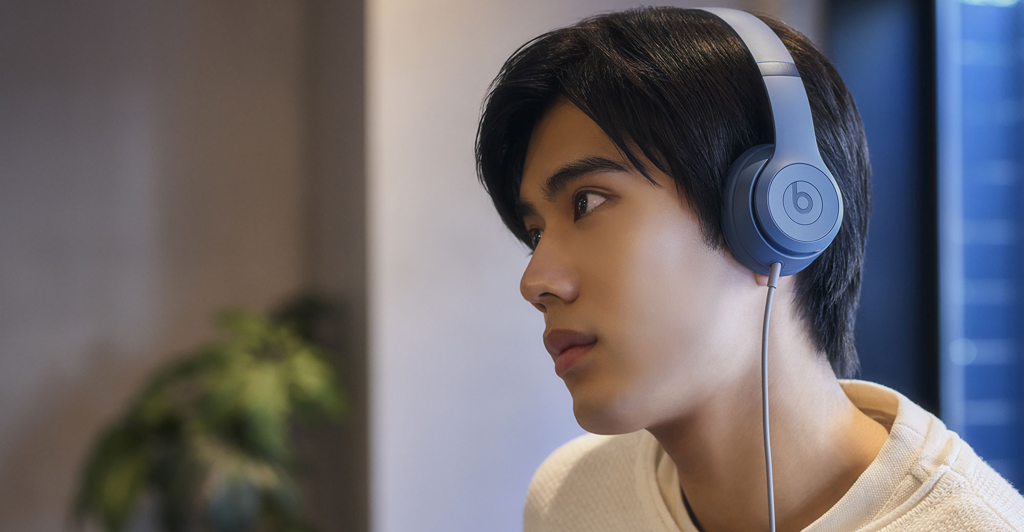 Solo 4ヘッドフォンを装着した男性