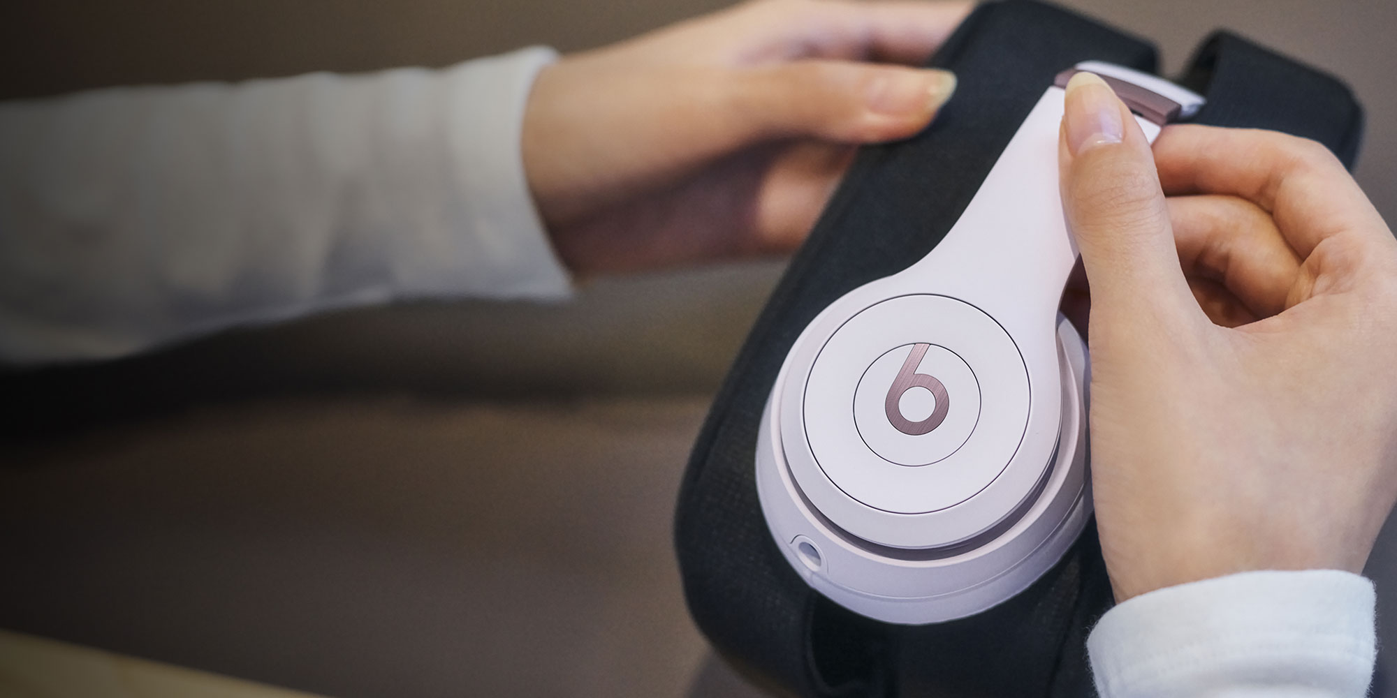 Beats Solo 4ヘッドフォンをキャリングケースに入れている画像