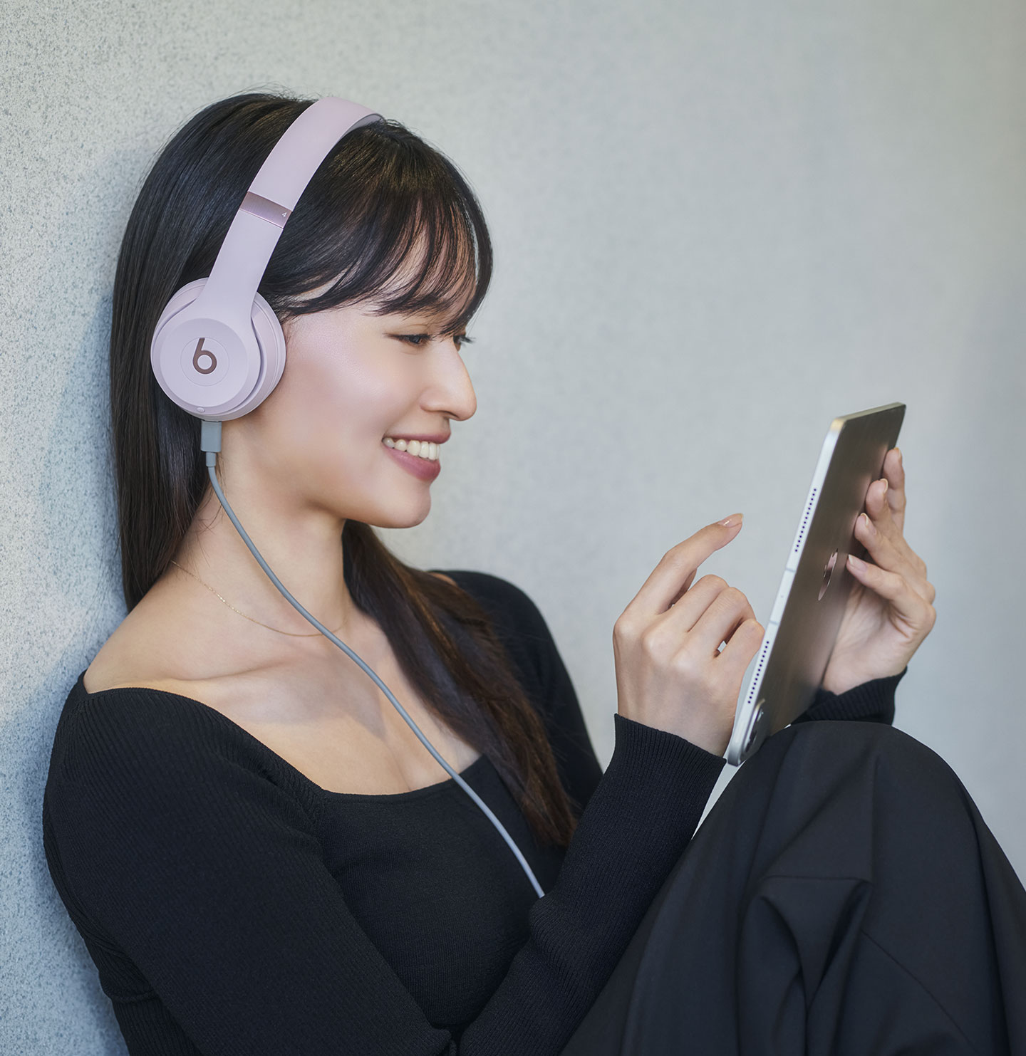 3か月間無料のApple Musicを楽しんでいる人物