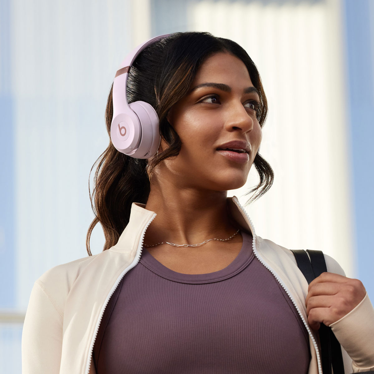 Person wearing Beats Solo 4 in Cloud Pink.