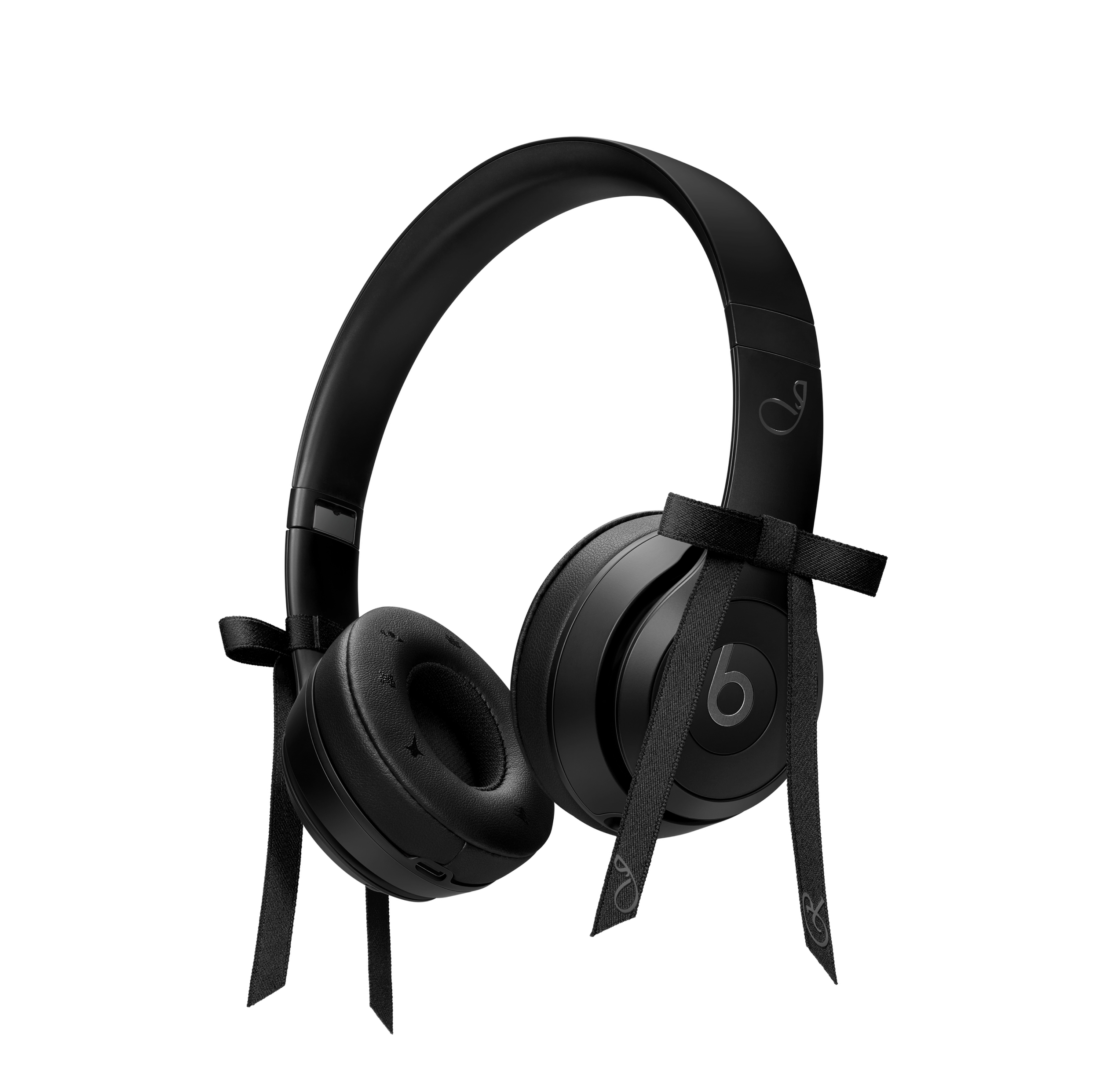 Close-up of Beats Solo 4 collaboration with Jennie in Onyx Black.