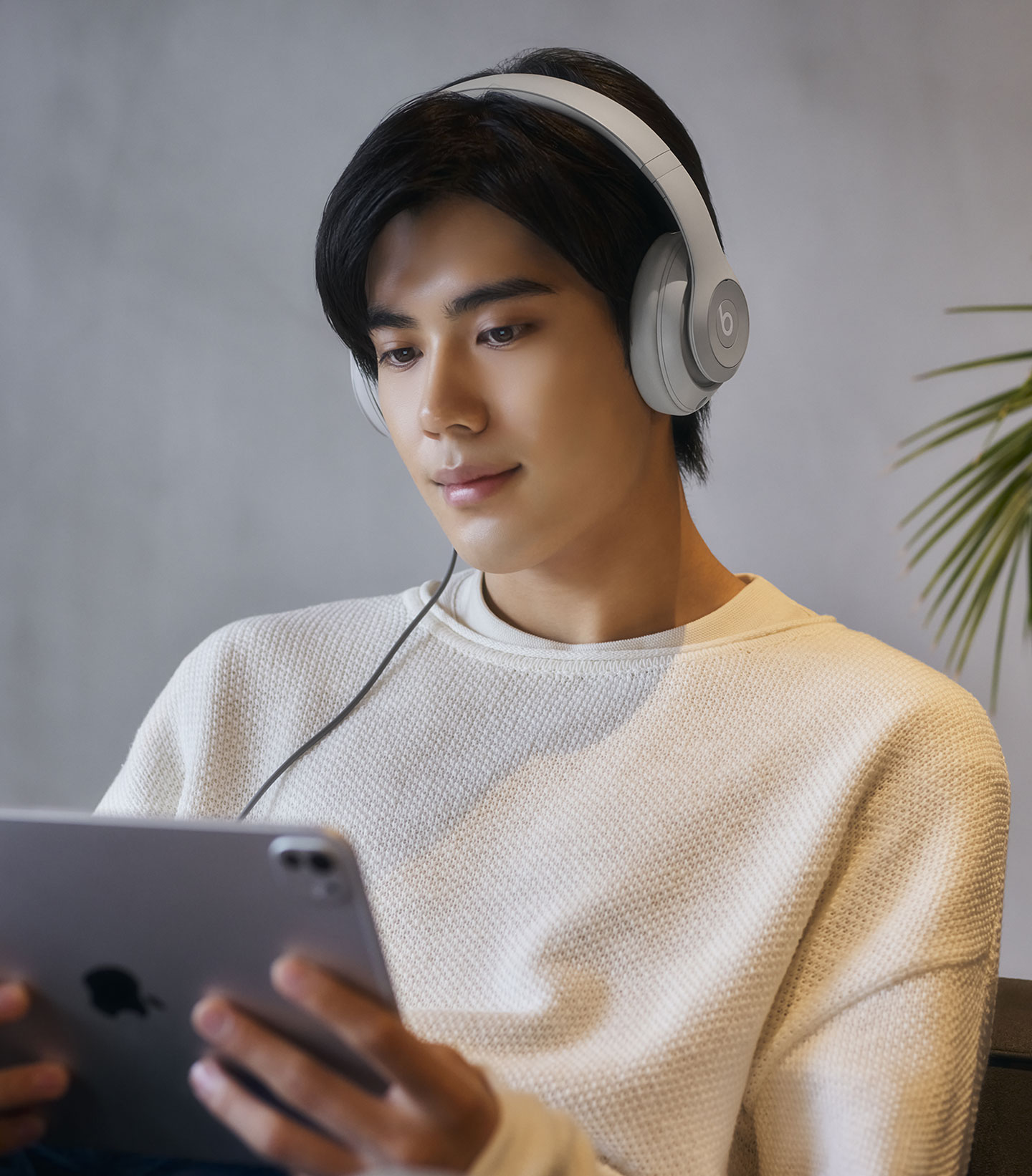 Beats Studio Proワイヤレスヘッドフォン（サンドストーン）を装着した人物