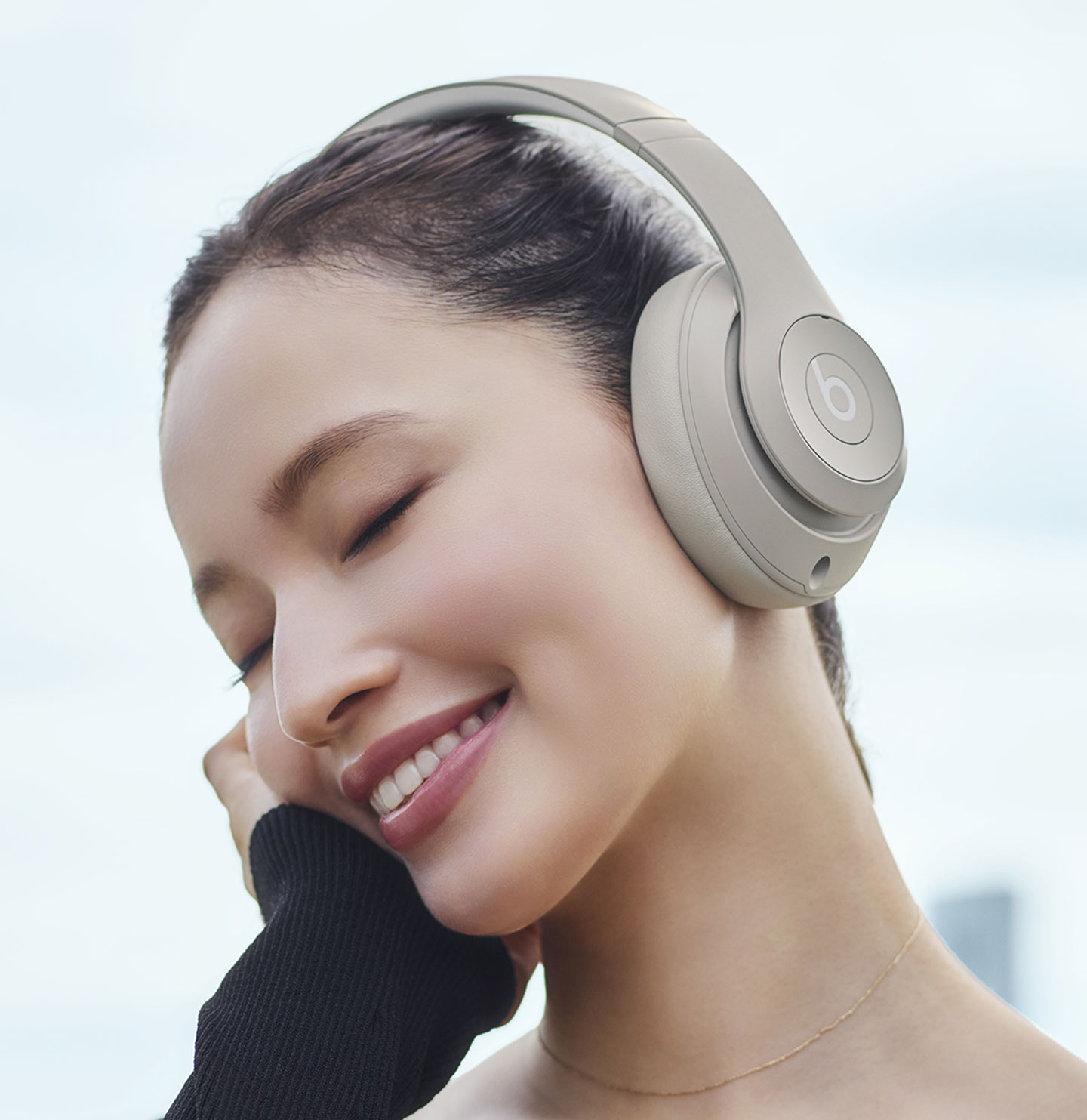Beats Studio Proワイヤレスヘッドフォン（サンドストーン）を装着した人物